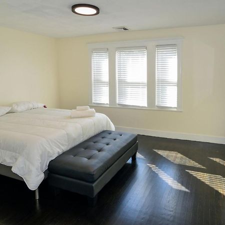 Modern Two Bedroom Condo - Boston Stoneham Exteriör bild