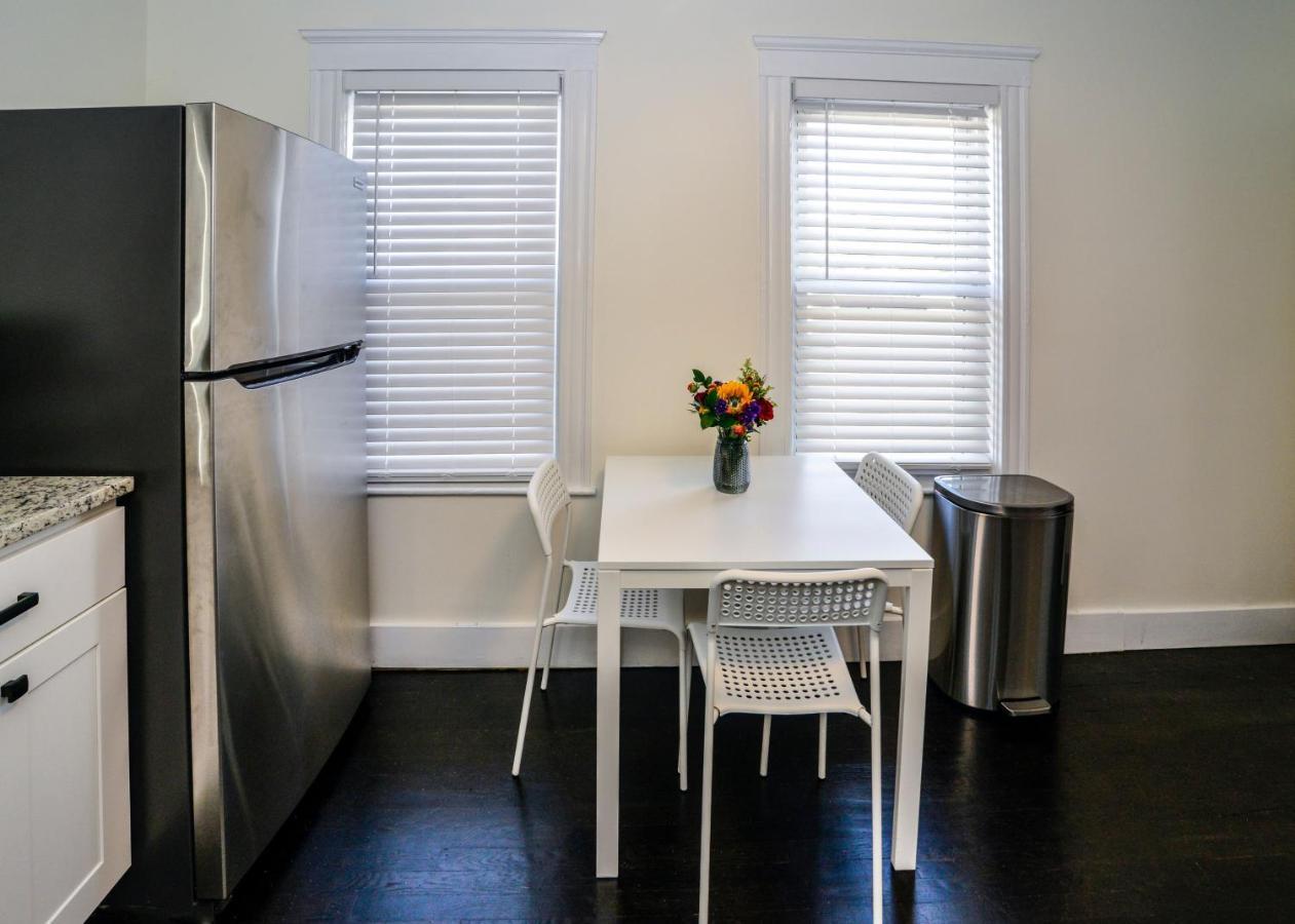 Modern Two Bedroom Condo - Boston Stoneham Exteriör bild