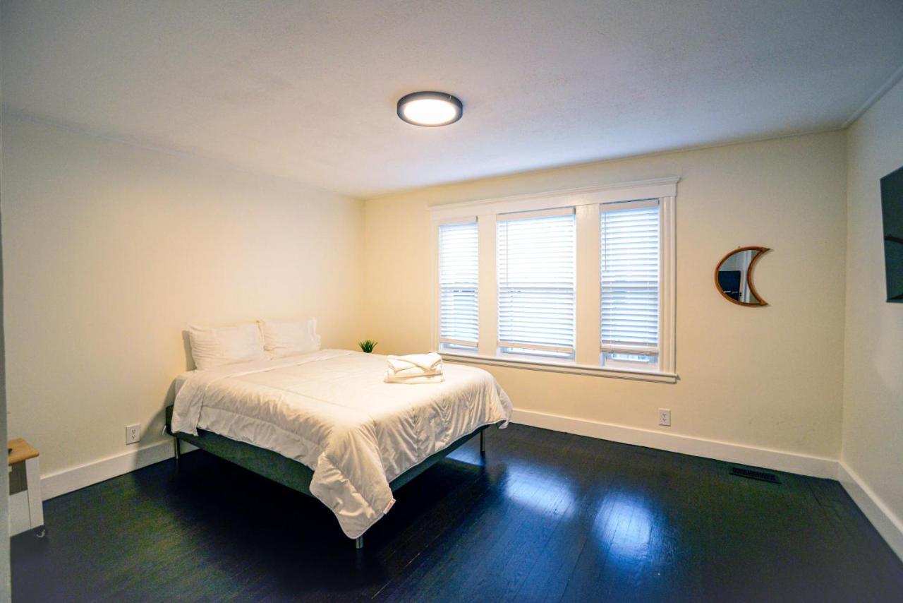 Modern Two Bedroom Condo - Boston Stoneham Exteriör bild