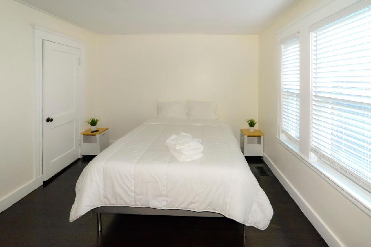 Modern Two Bedroom Condo - Boston Stoneham Exteriör bild