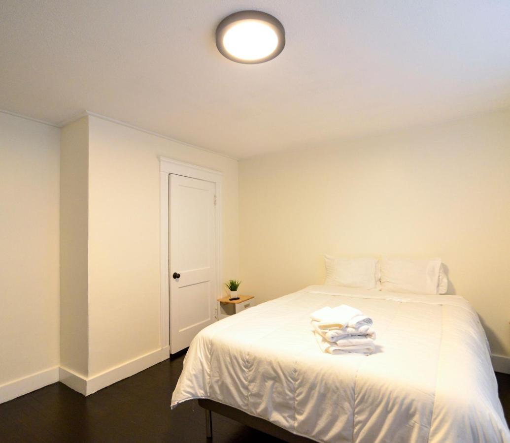 Modern Two Bedroom Condo - Boston Stoneham Exteriör bild