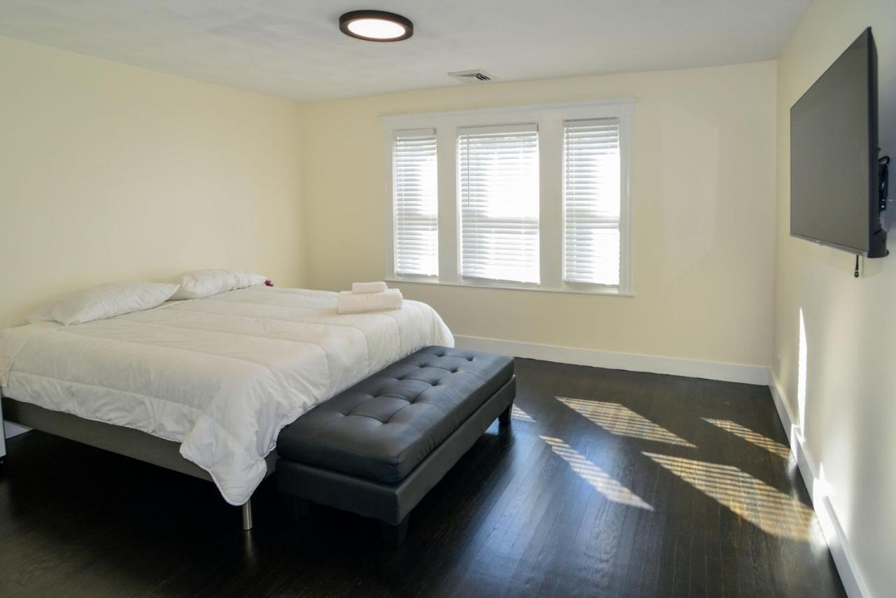 Modern Two Bedroom Condo - Boston Stoneham Exteriör bild