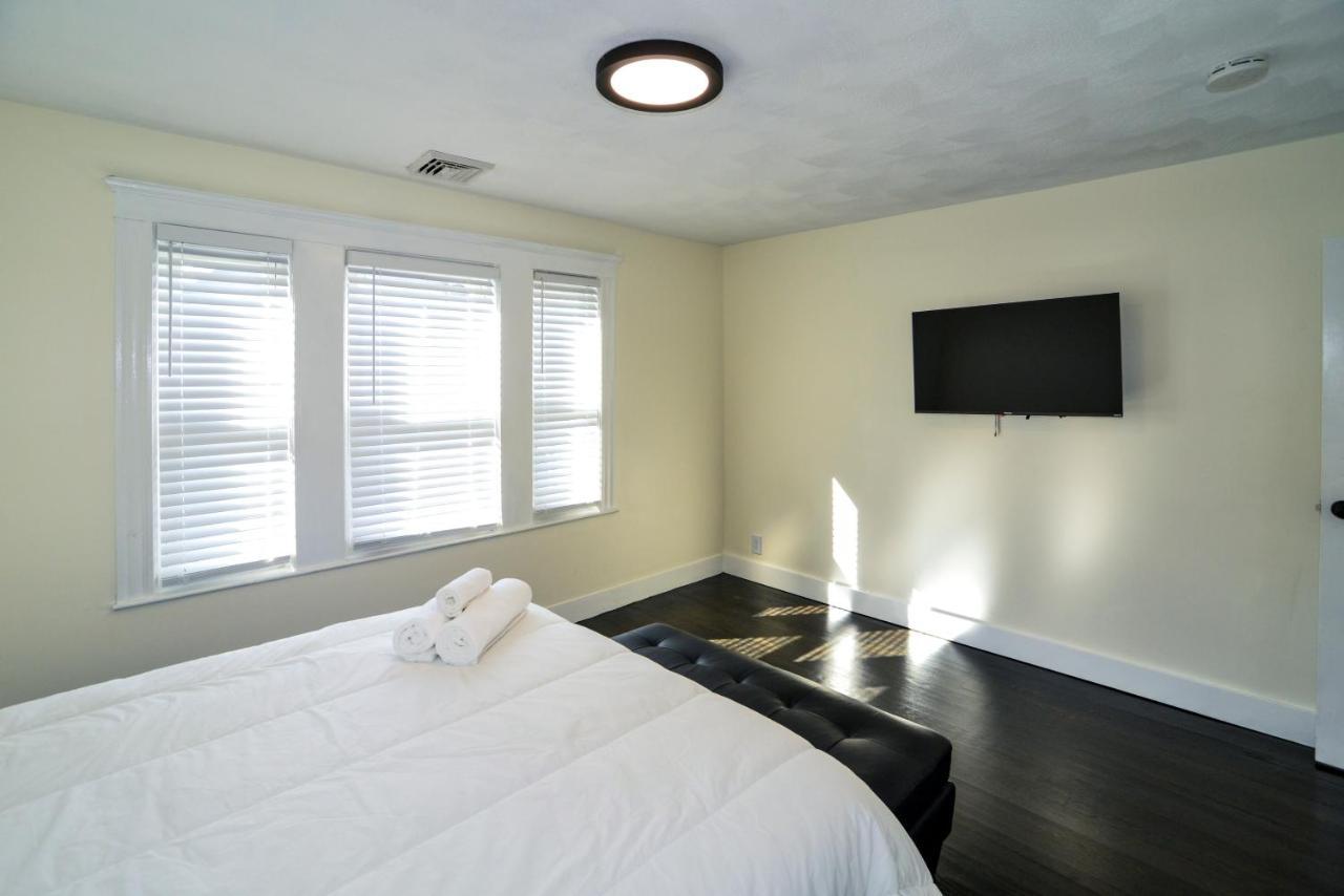 Modern Two Bedroom Condo - Boston Stoneham Exteriör bild