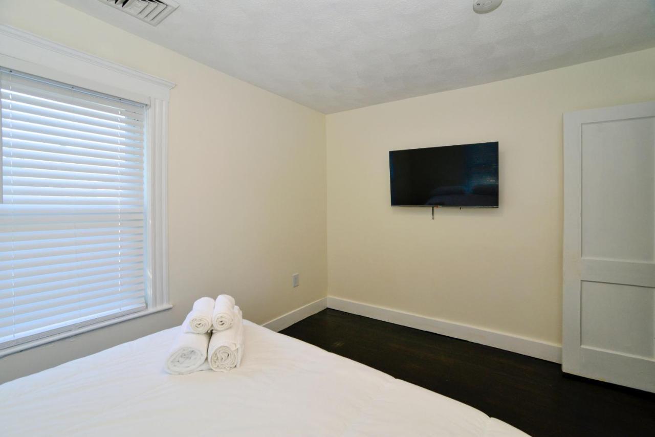 Modern Two Bedroom Condo - Boston Stoneham Exteriör bild