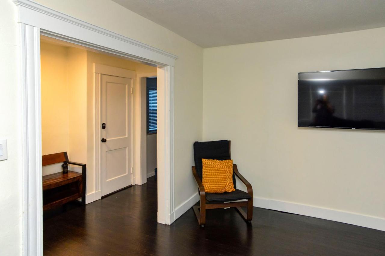 Modern Two Bedroom Condo - Boston Stoneham Exteriör bild