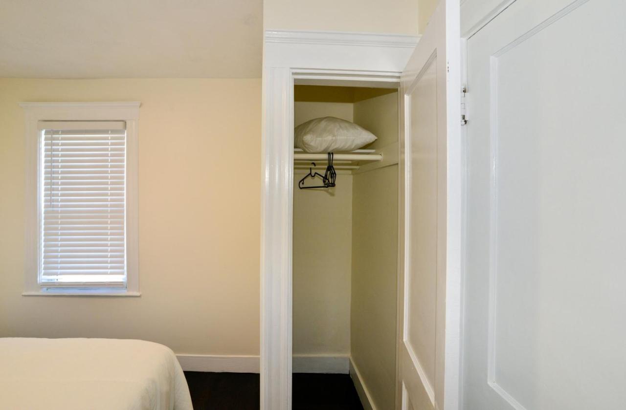 Modern Two Bedroom Condo - Boston Stoneham Exteriör bild
