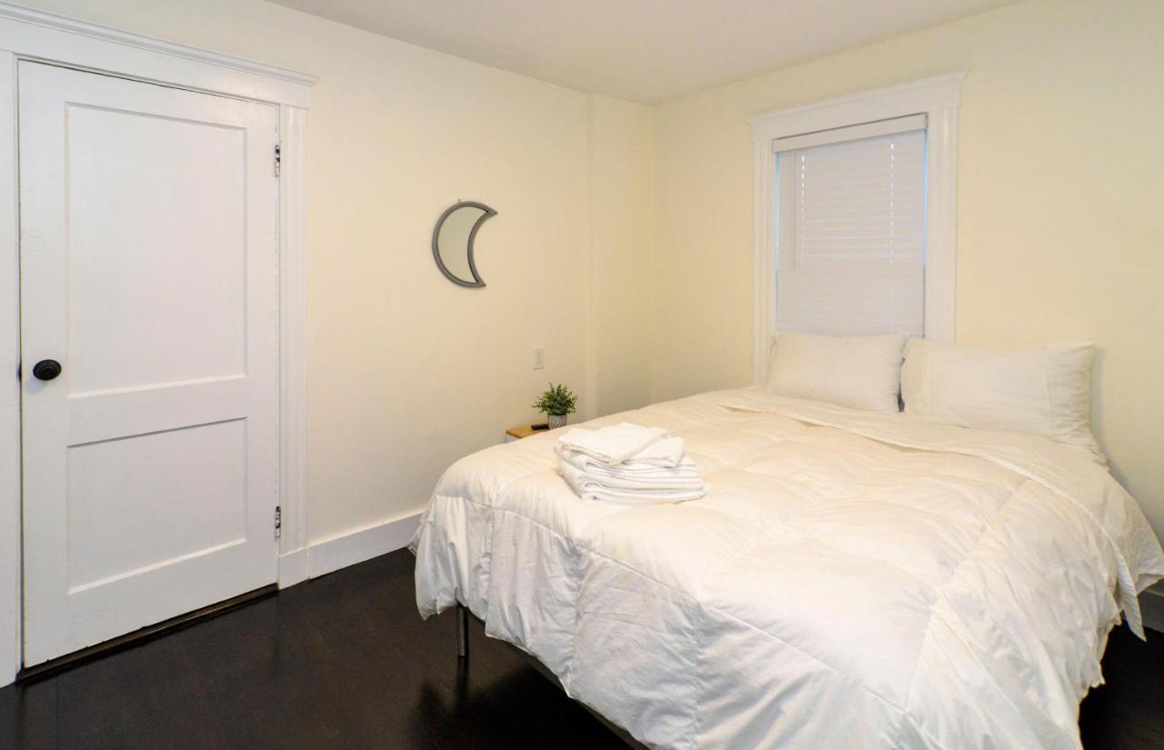 Modern Two Bedroom Condo - Boston Stoneham Exteriör bild
