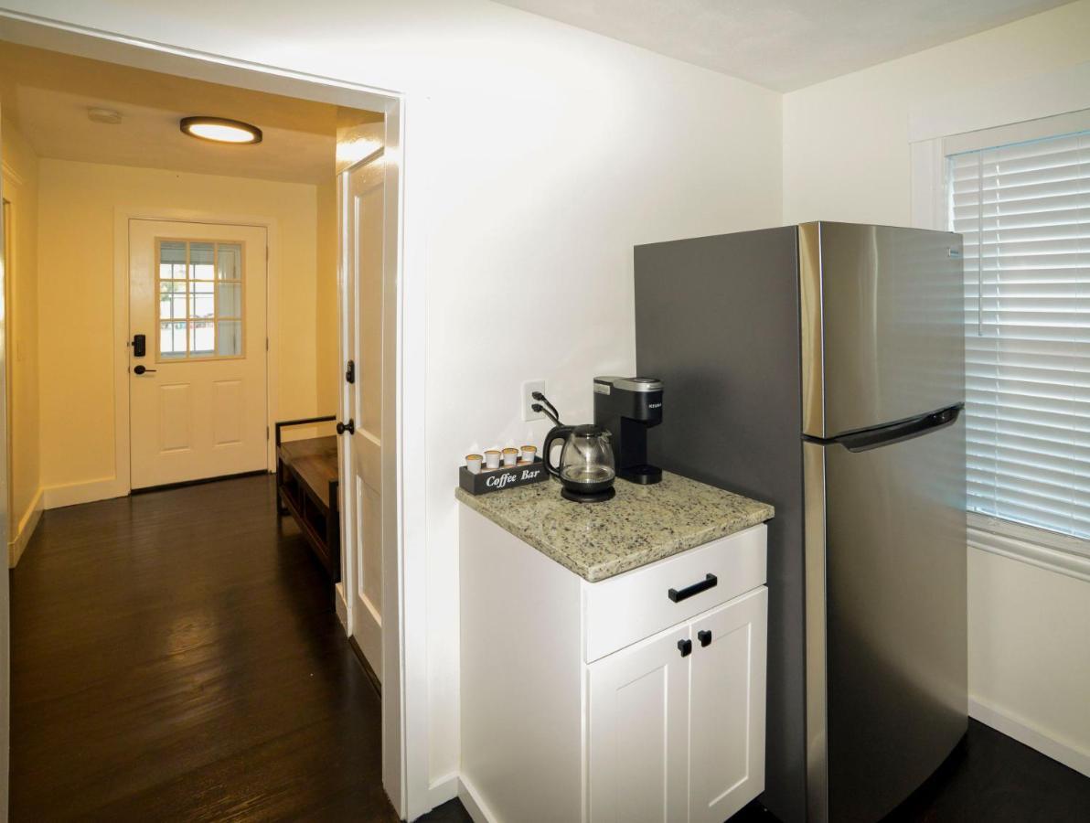 Modern Two Bedroom Condo - Boston Stoneham Exteriör bild