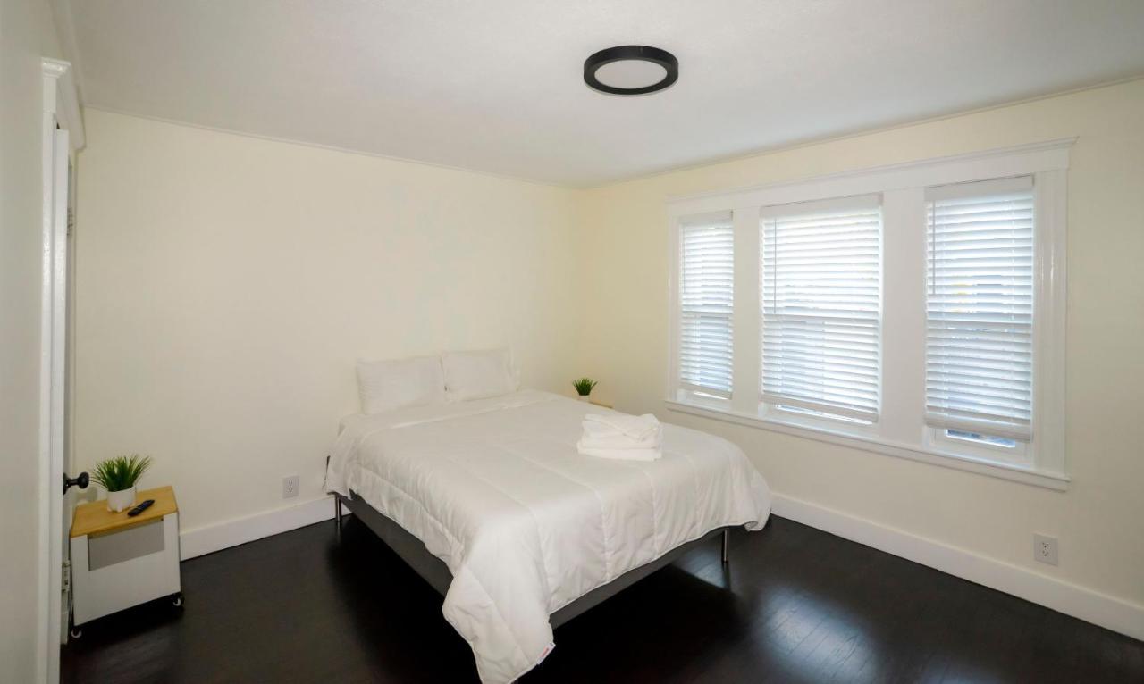 Modern Two Bedroom Condo - Boston Stoneham Exteriör bild