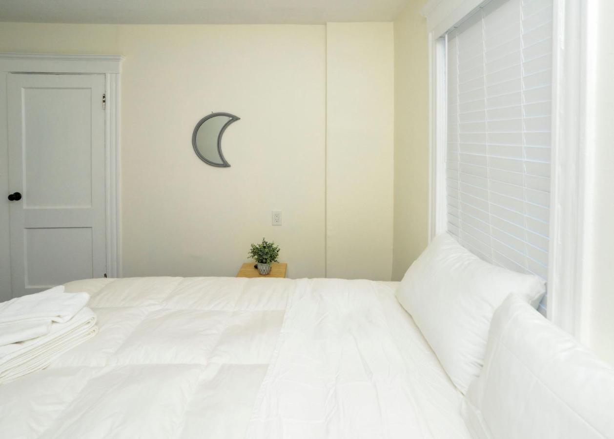 Modern Two Bedroom Condo - Boston Stoneham Exteriör bild