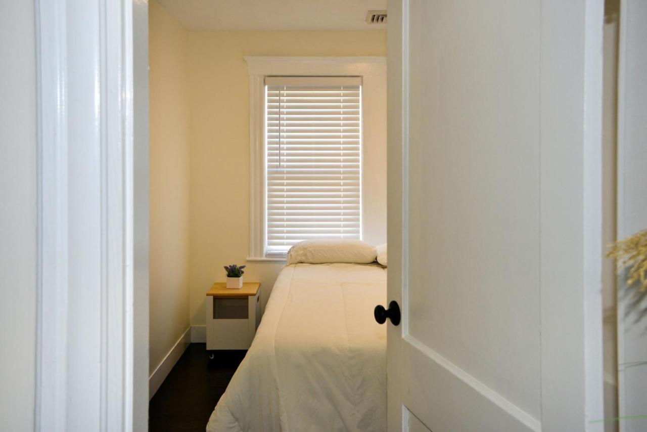 Modern Two Bedroom Condo - Boston Stoneham Exteriör bild