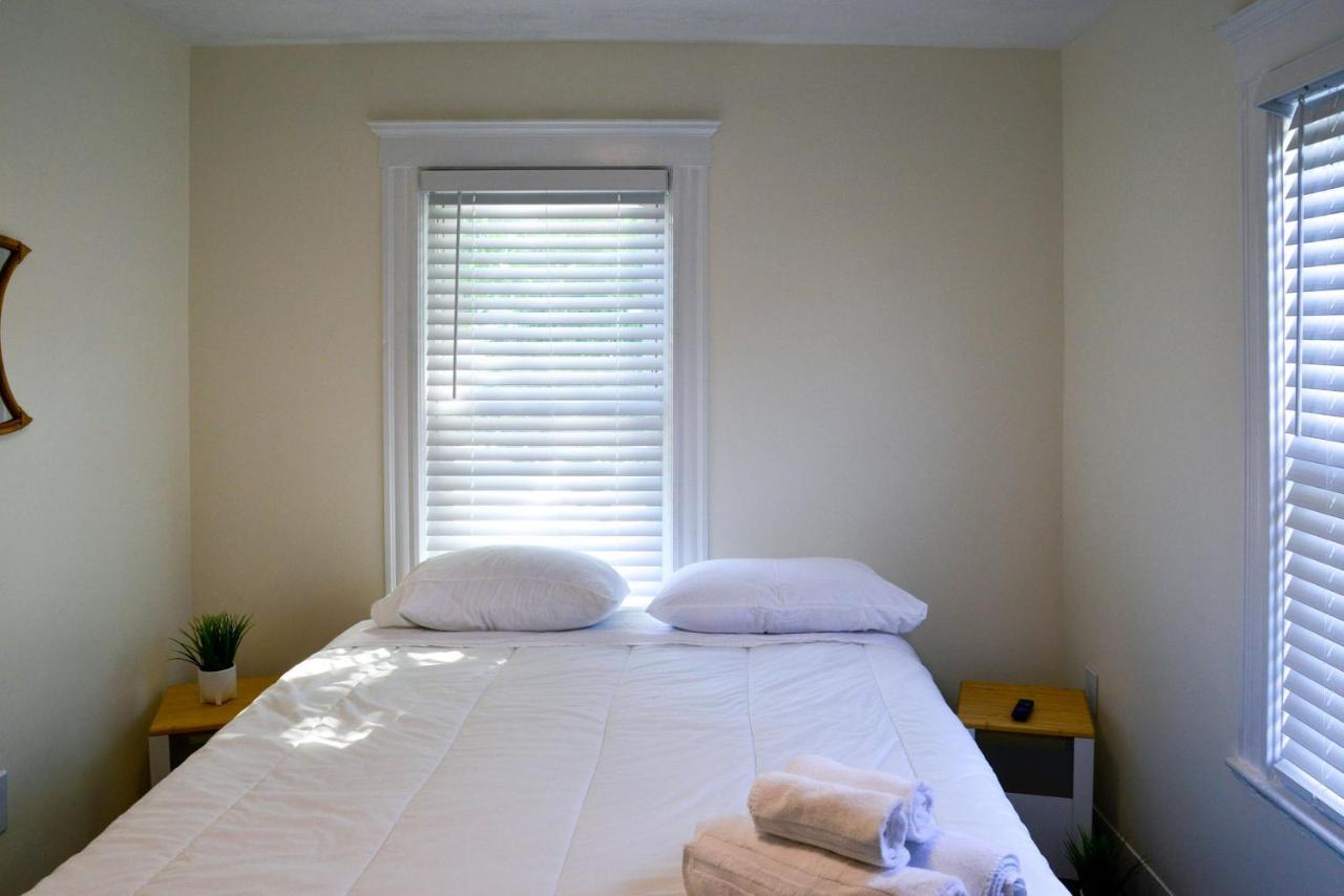 Modern Two Bedroom Condo - Boston Stoneham Exteriör bild