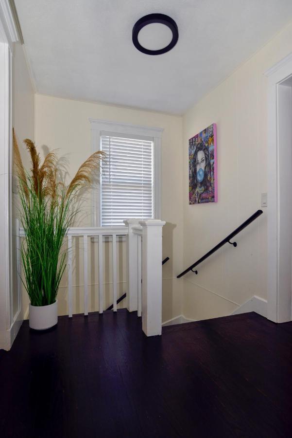 Modern Two Bedroom Condo - Boston Stoneham Exteriör bild