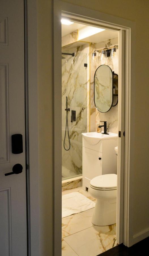 Modern Two Bedroom Condo - Boston Stoneham Exteriör bild